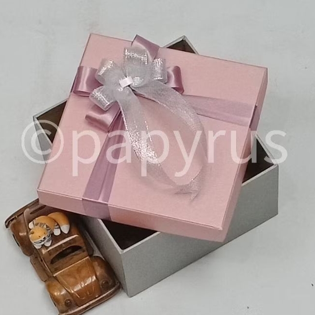 

PAPYRUS Kombinasi 17,5x17,5 Tinggi 10cm Kotak Kado Gift Box V1