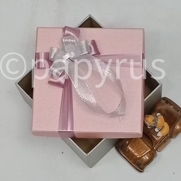 

PAPYRUS Kombinasi 17,5x17,5 Tinggi 8cm Kotak Kado Gift Box V1