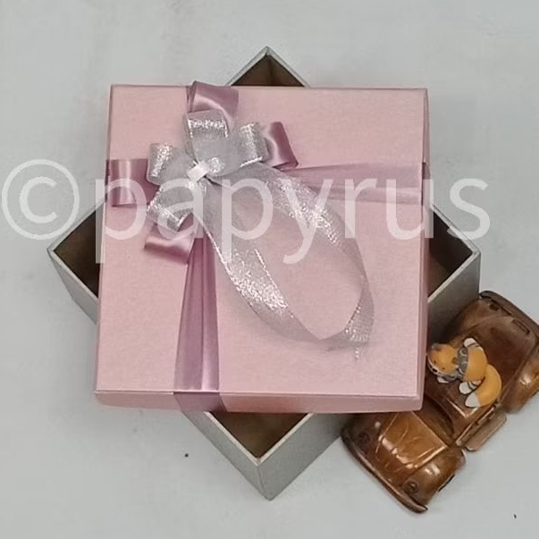 

PAPYRUS Kombinasi 17,5x17,5 Tinggi 5cm Kotak Kado Gift Box V1