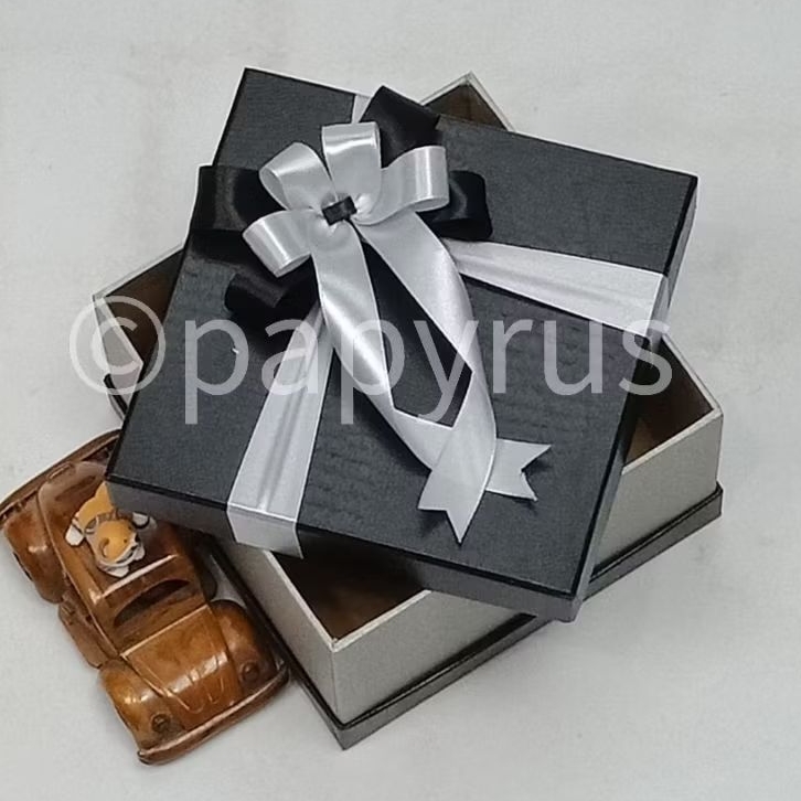 

PAPYRUS Sandwich 17,5x17,5 Tinggi 10cm Kotak Kado Gift Box V3