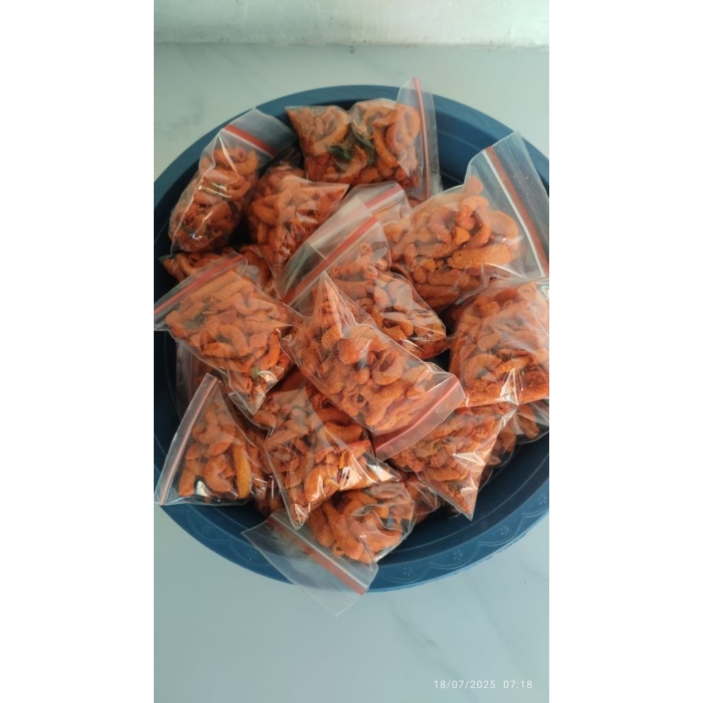 

Makaroni pedas daun jeruk 20g - makaroni kriuk