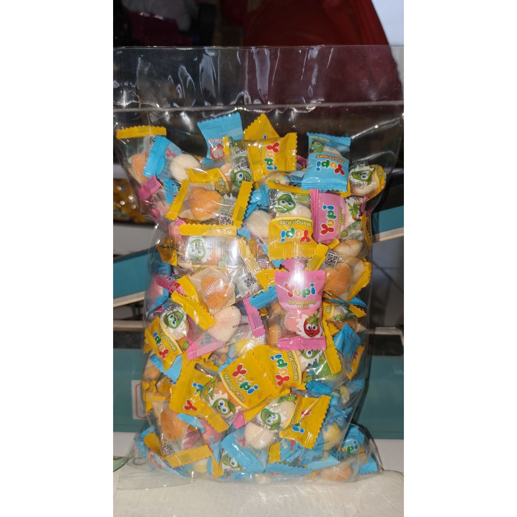 

YUPI KILOAN 1KG PERMEN YUPI MANGO FRUITY PUFF STRAWBERRY