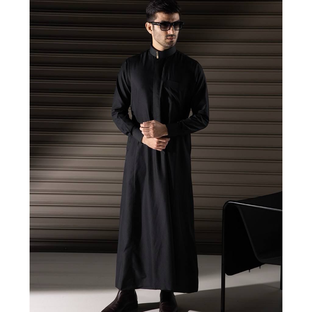 AZLAN Indonesia Thobe Pria Slim Fit Hitam – Lengan Manset (Arabian Silk)