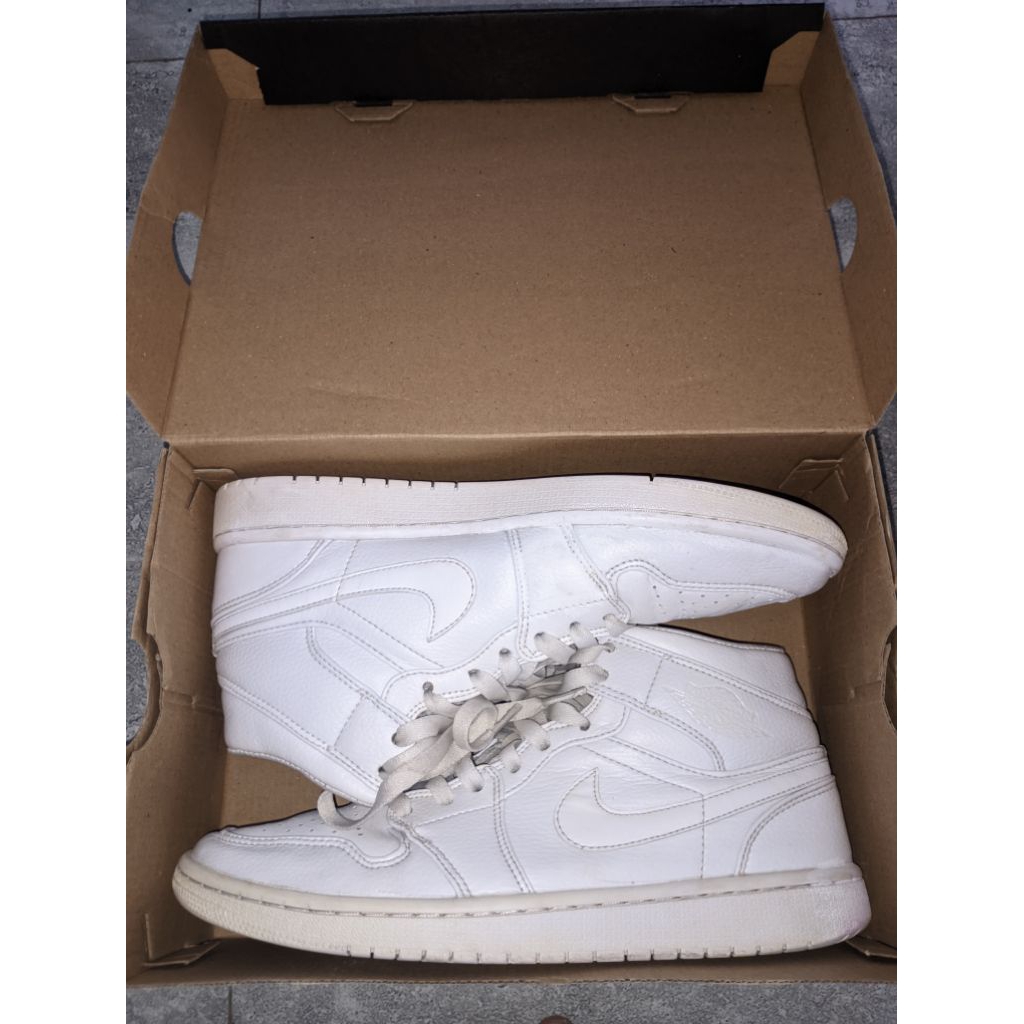 Sepatu nike triple white