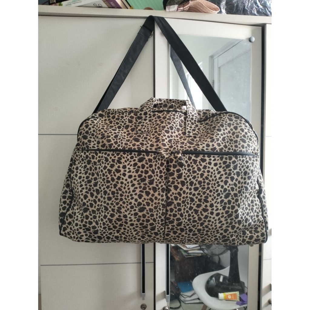tas besar motif macan tutul