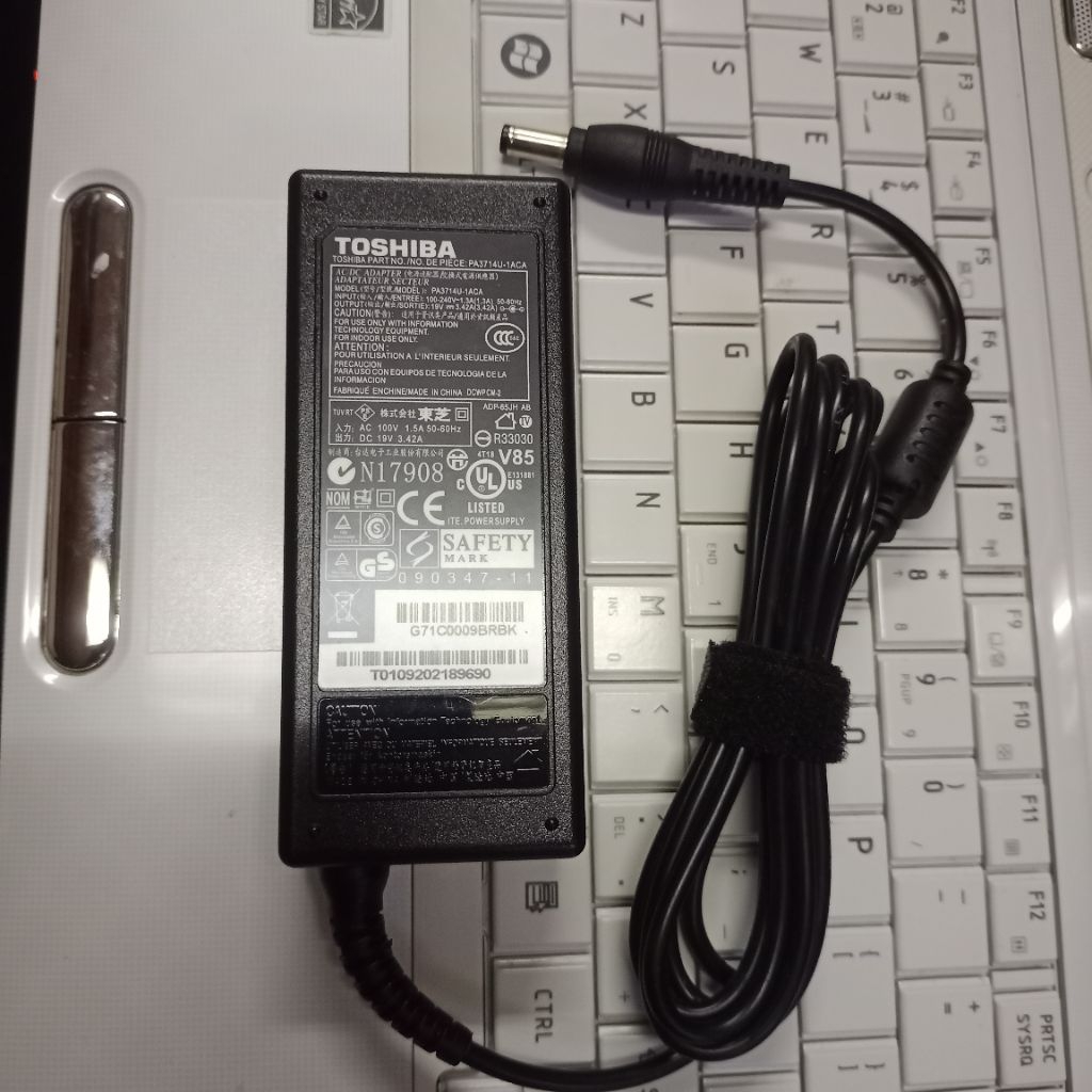 Baterai Toshiba 19 V- 3.42 A Original