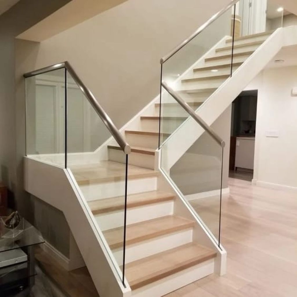 Railing tangga kaca tempered