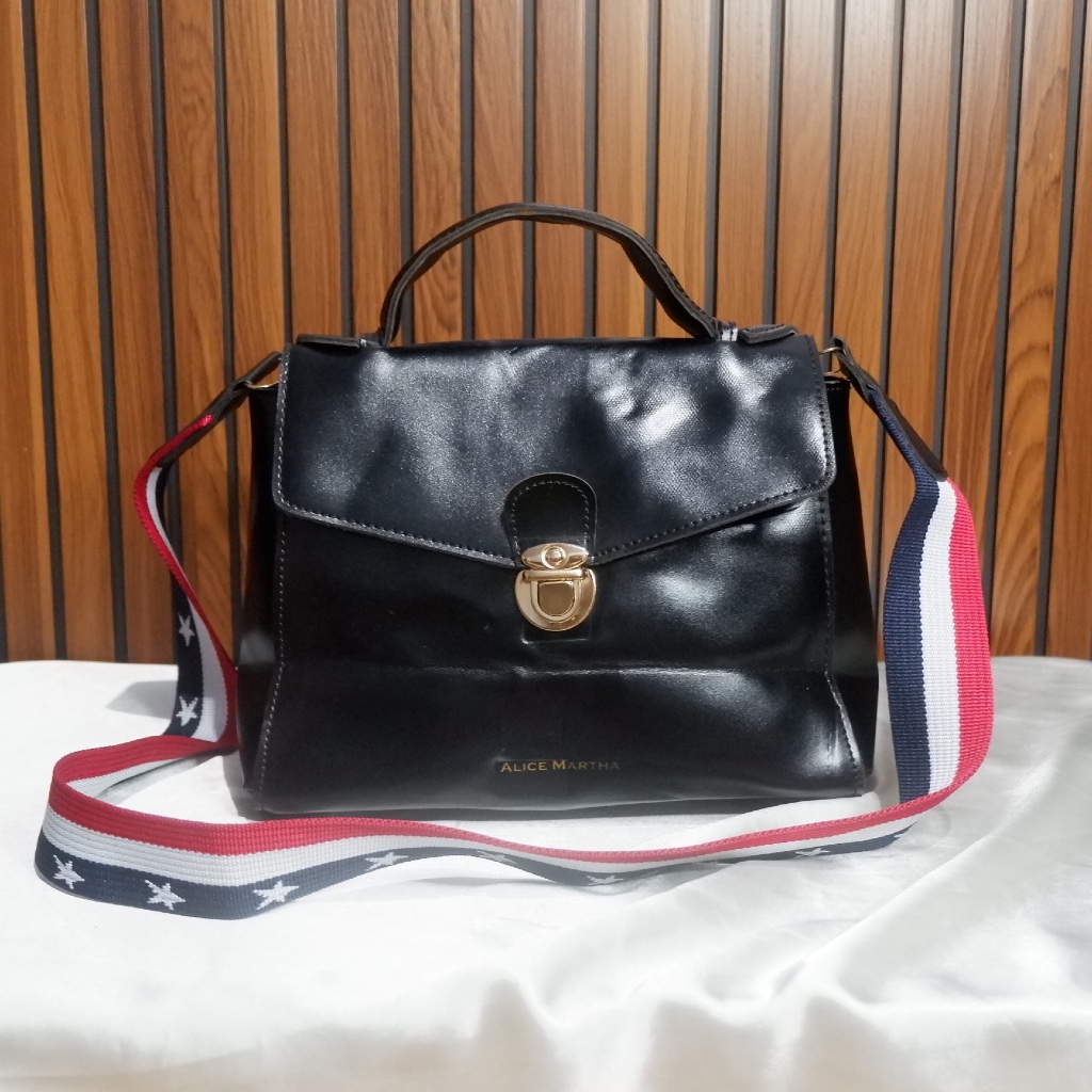 Alice Martha Slingbag/Handbag Hitam
