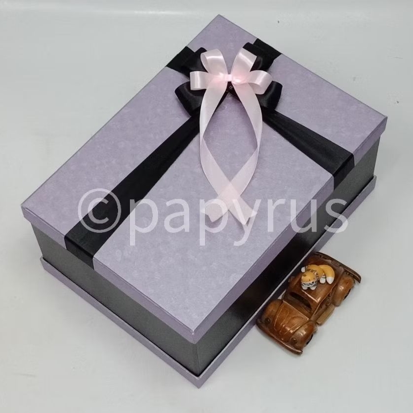 

PAPYRUS Sandwich 25x35 Tinggi 15cm Kotak Kado Gift Box V3