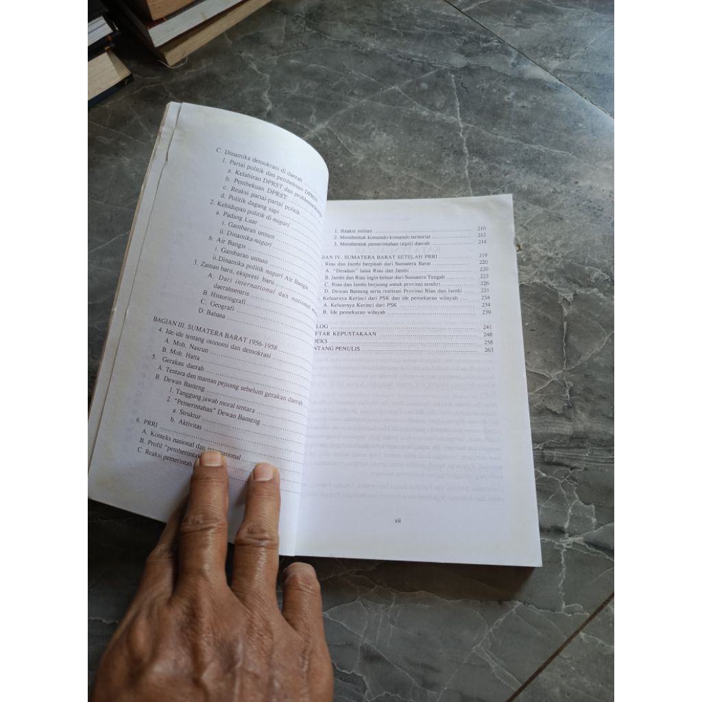 MEMIKIR ULANG REGIONALISME Sumatera Barat Tahun 1950-an-Gusti Asnan-F1