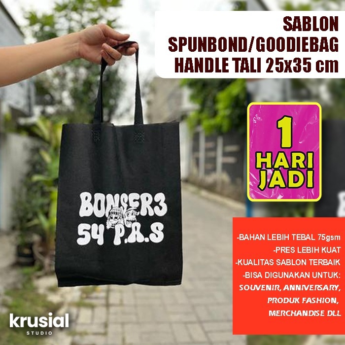 

SABLON CUSTOM GOODIEBAG HANDLE/TAS SPUNBOND/TOTEBAG ULTAH/PERNIKAHAN - 25x35cm ( FREE DESIGN )