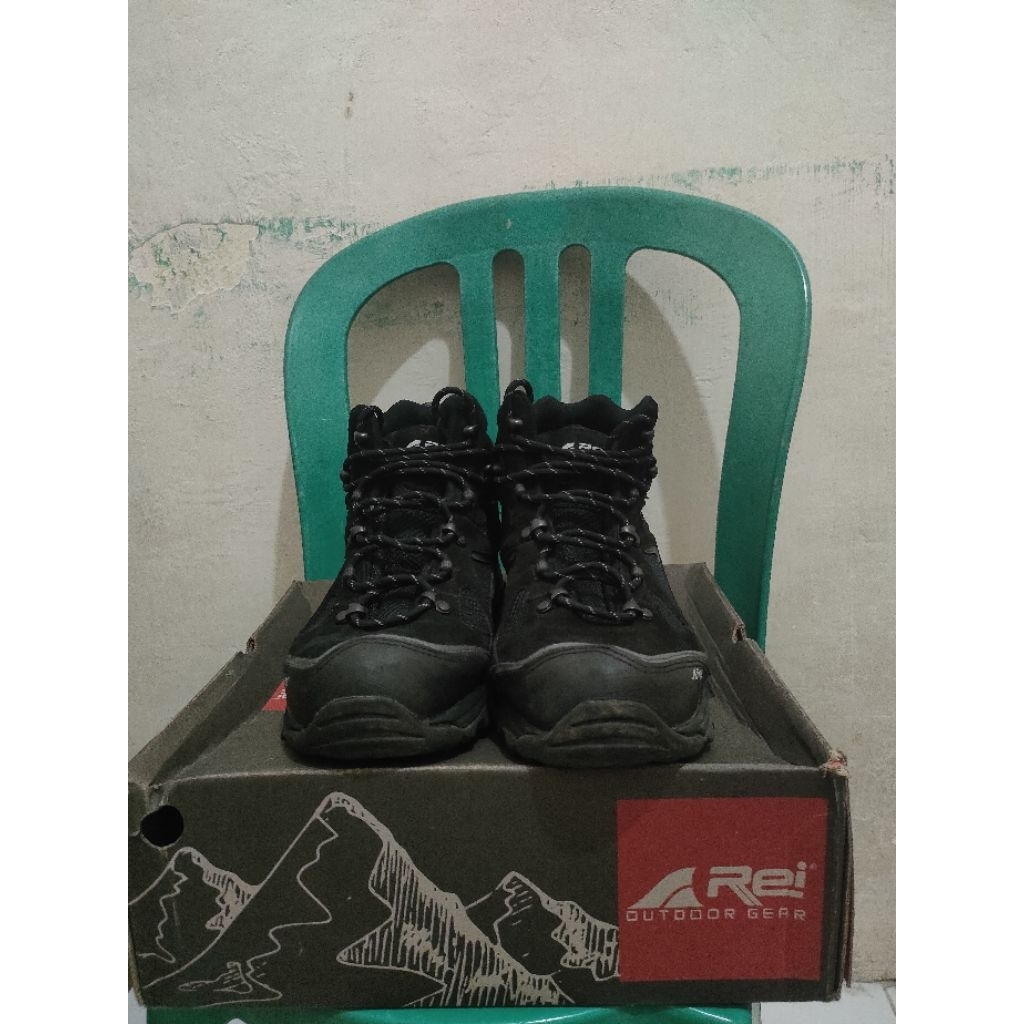 sepatu arei blacksmith