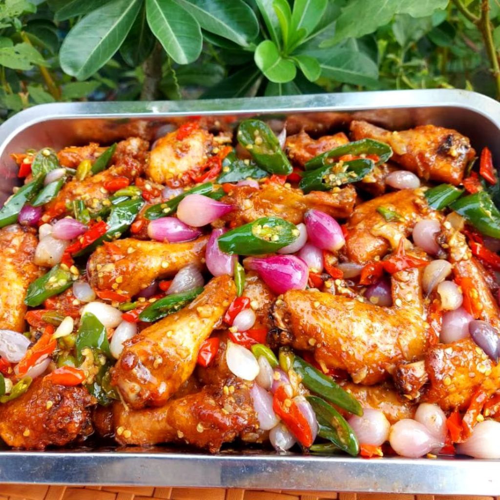 

Lauk Ayam Oseng Tumis Bawang Matang Mateng Ready to eat masakan dibuat oleh chef berpengalaman