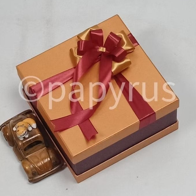 

PAPYRUS Sandwich 20x20 Tinggi 10cm Kotak Kado Gift Box V3
