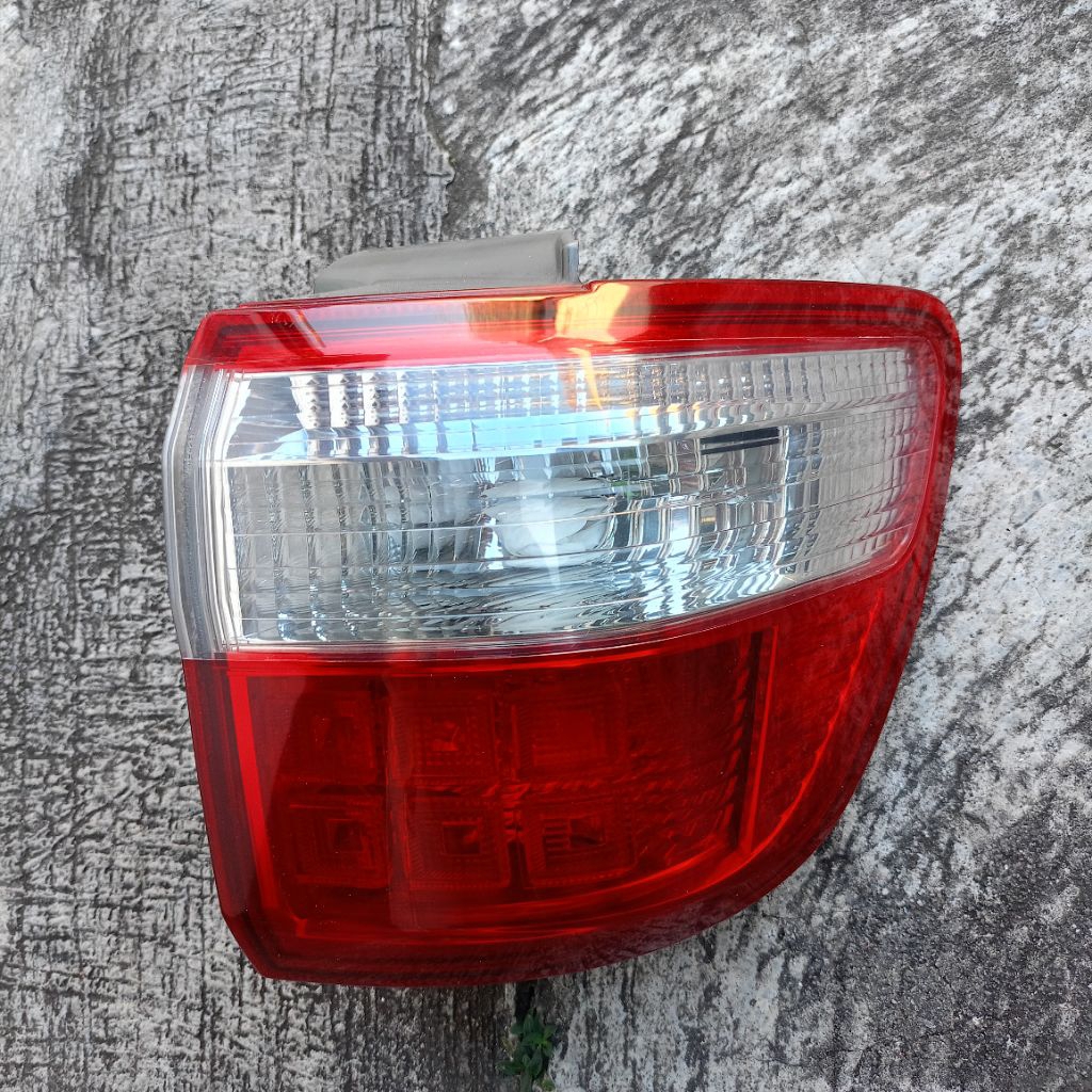 Stoplamp Toyota Fortuner 2009 2010 / lampu belakang toyota fortuner 2009 2010 ori copotan
