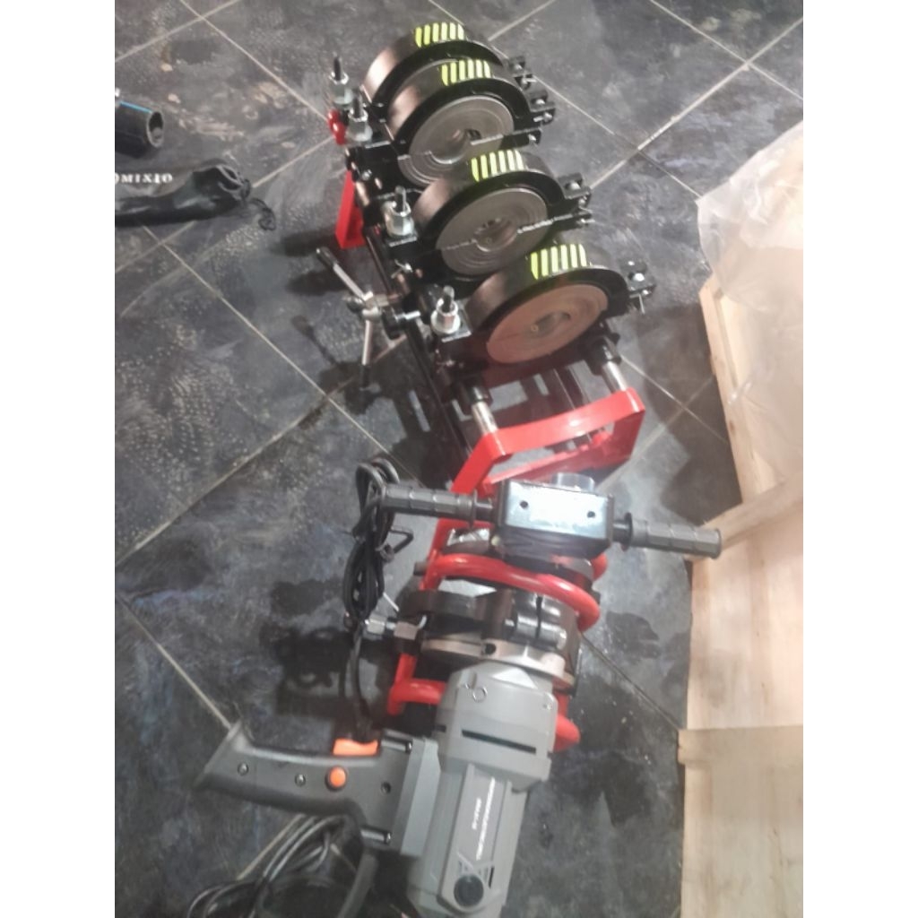 Mesin Penyambung Pipa 4 Jepitan 200 mm Manual Putar Y