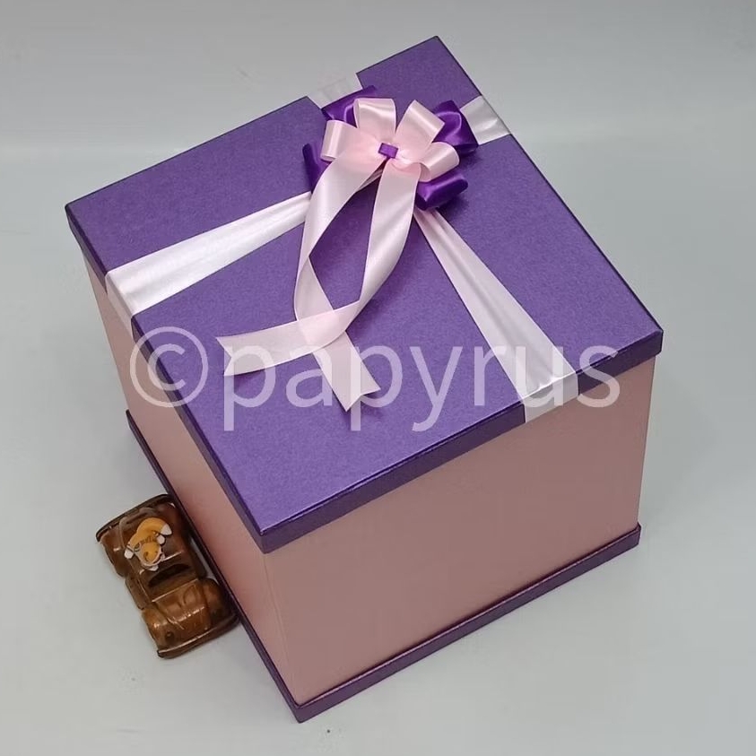 

PAPYRUS Sandwich 30x30 Tinggi 30cm Kotak Kado Gift Box Hadiah V1