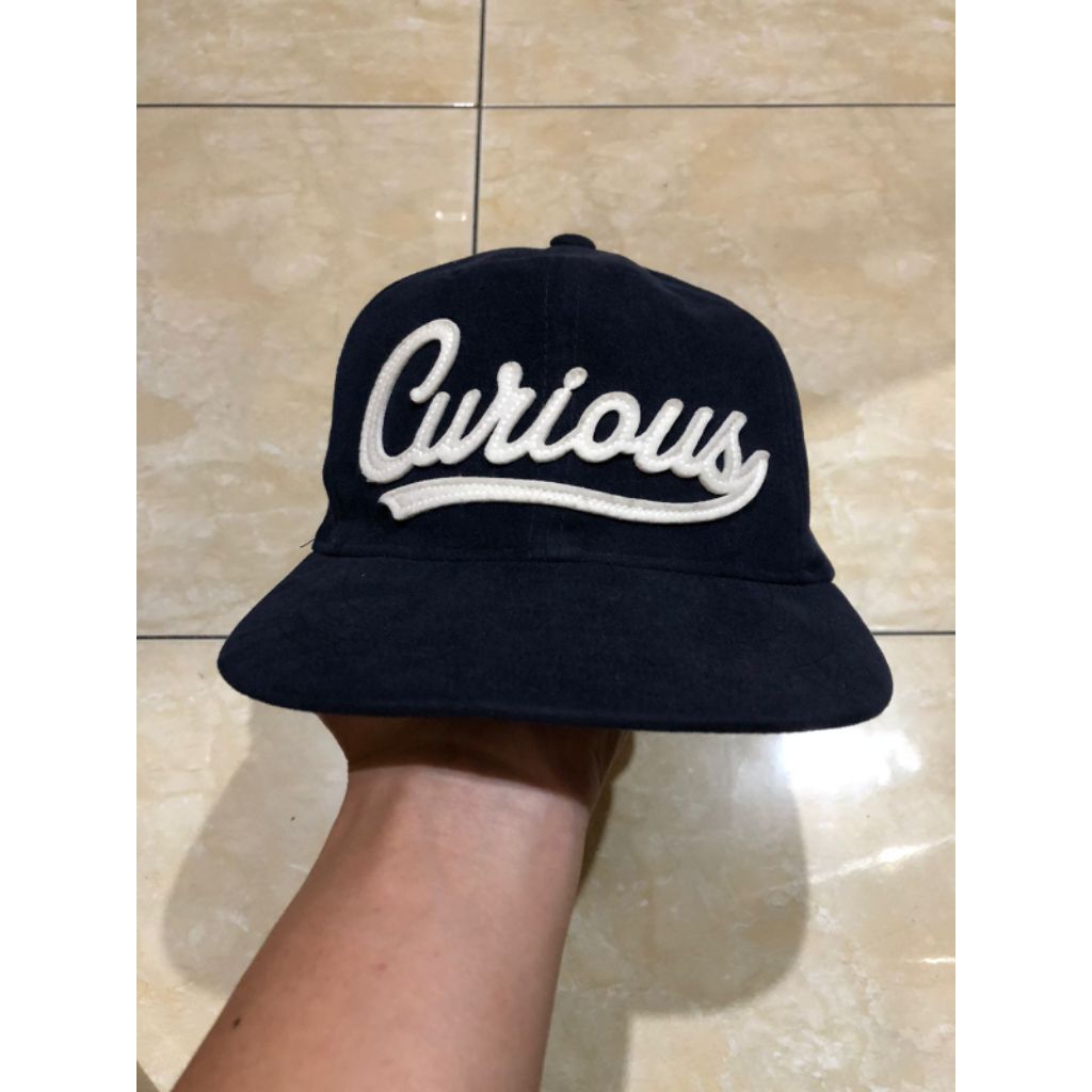 Topi 6 Panel 'CURIOUS'
