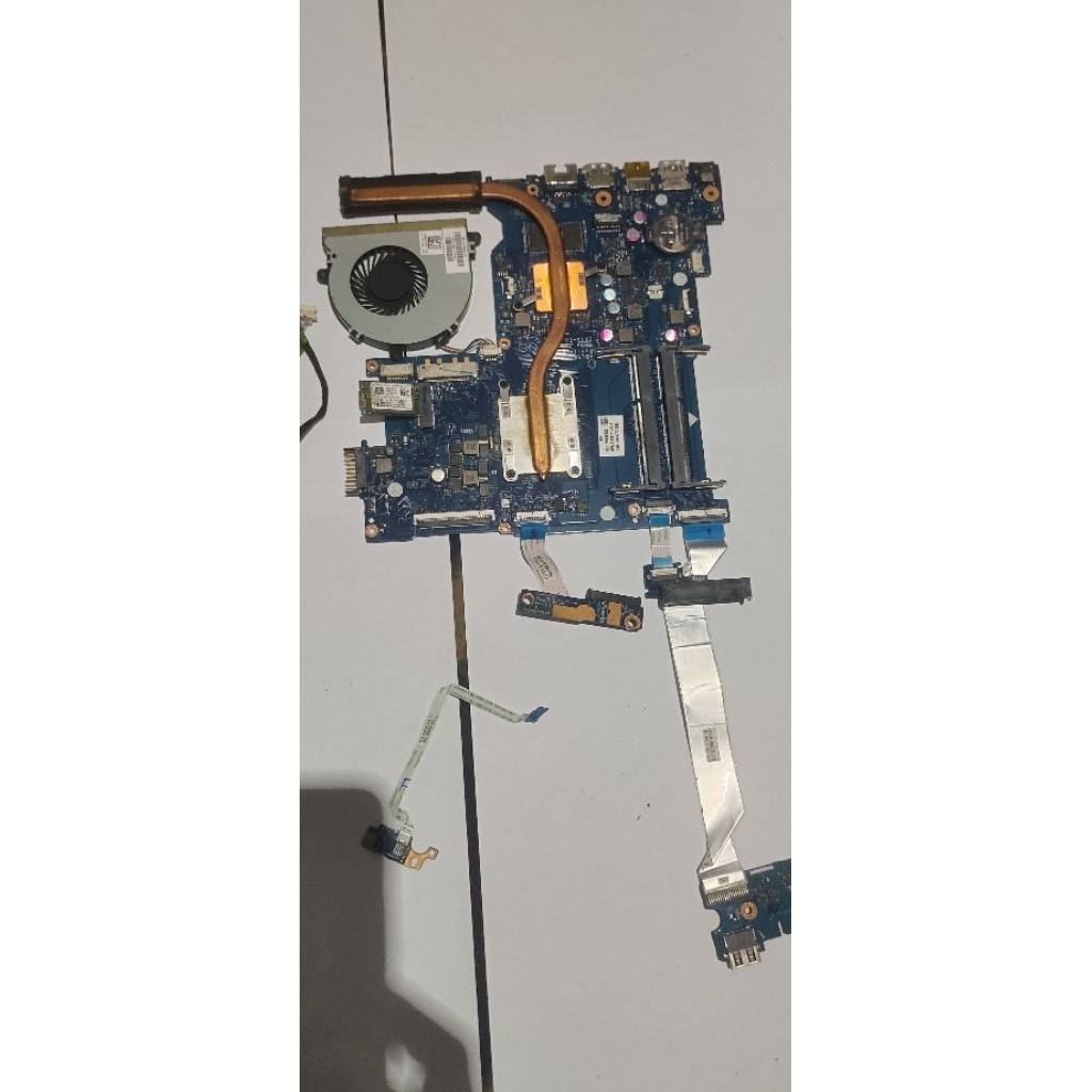mesin Motherbroad HP15-AF109AX AMD A8 kondisinya normal Jaya bukan servis an bonus Hedsing harga 400