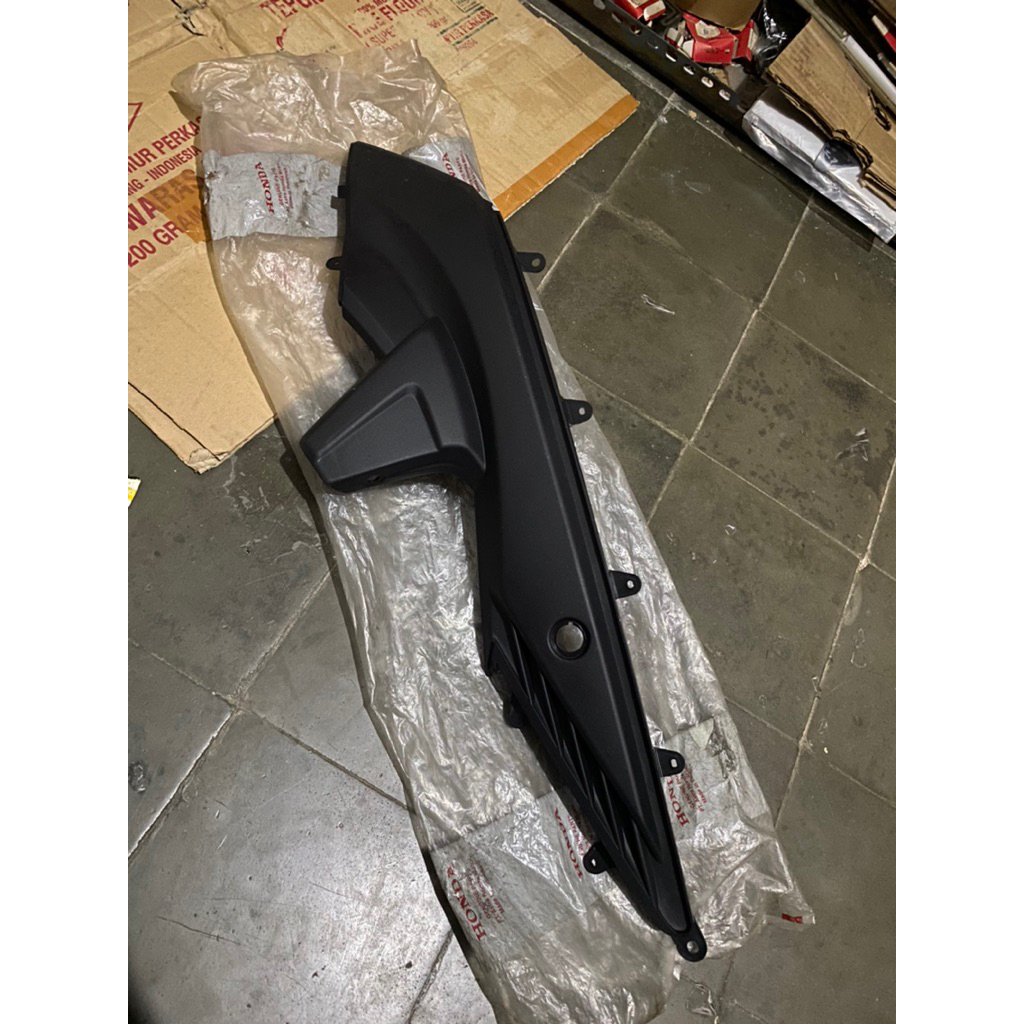 83620-KVB-900 Sambungan Body Cover L Body Side Kiri Vario 110 CW Old Karbu ori original ahm 83620kvb