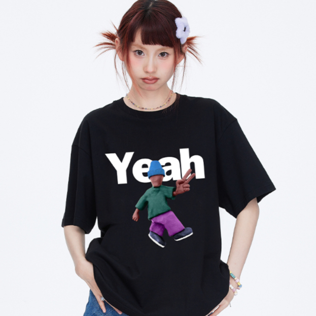 Kaos lengan pendek wanita dengan motif kartun hip-hop Amerika yang membuat gesture "peace" model leb