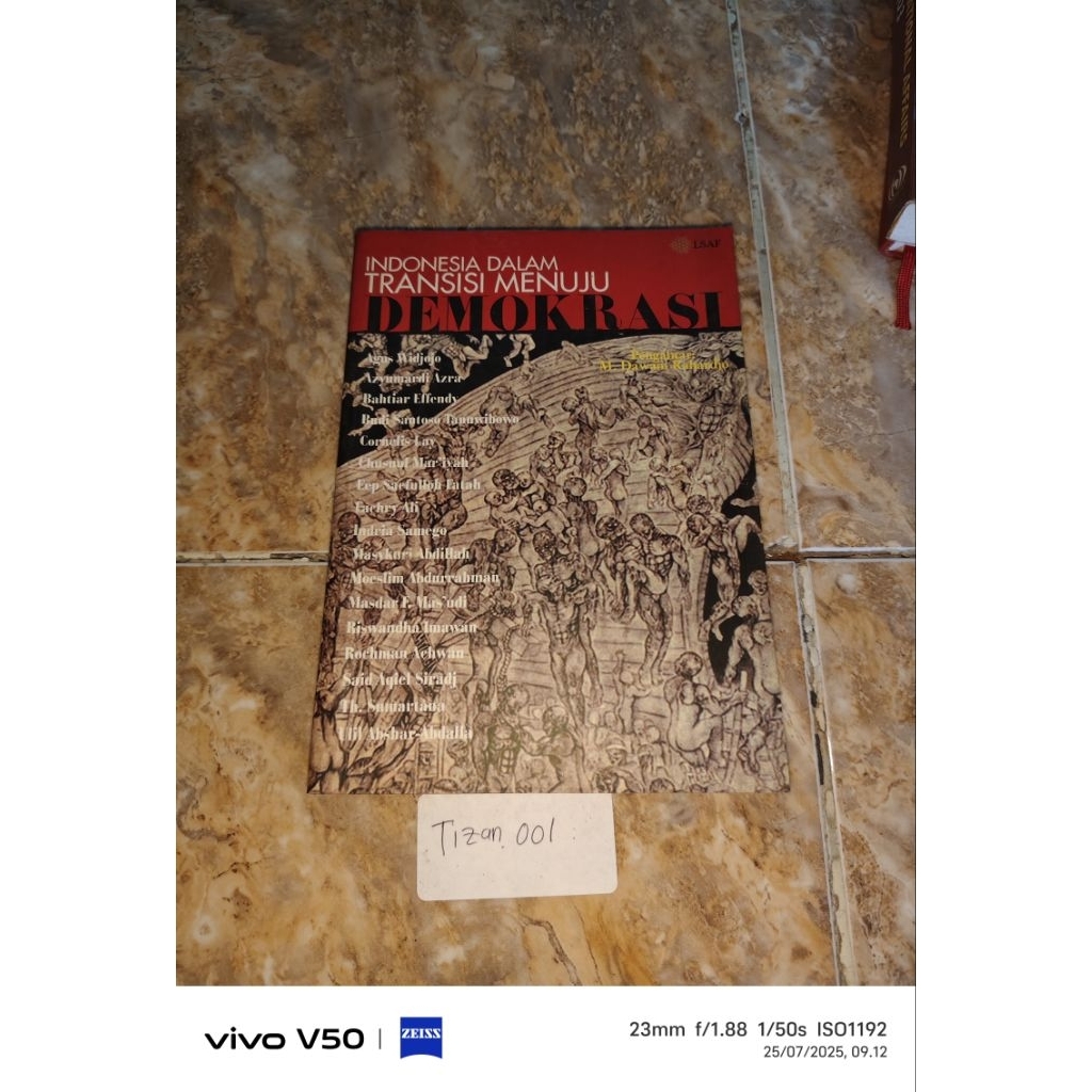 Buku Indonesia dalam Transisi menuju demokrasi