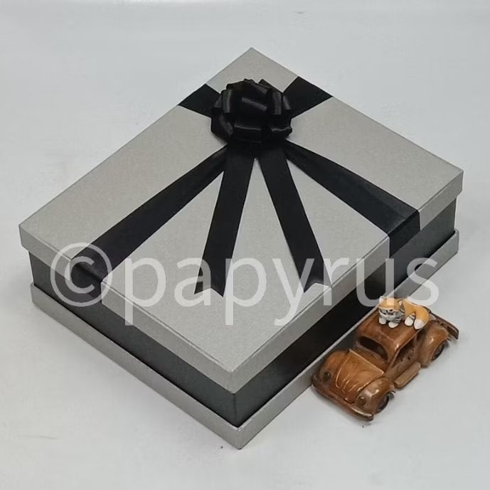 

PAPYRUS Sandwich 25x30 Tinggi 10cm Kotak Kado Gift Box Hardbox Hampers V3