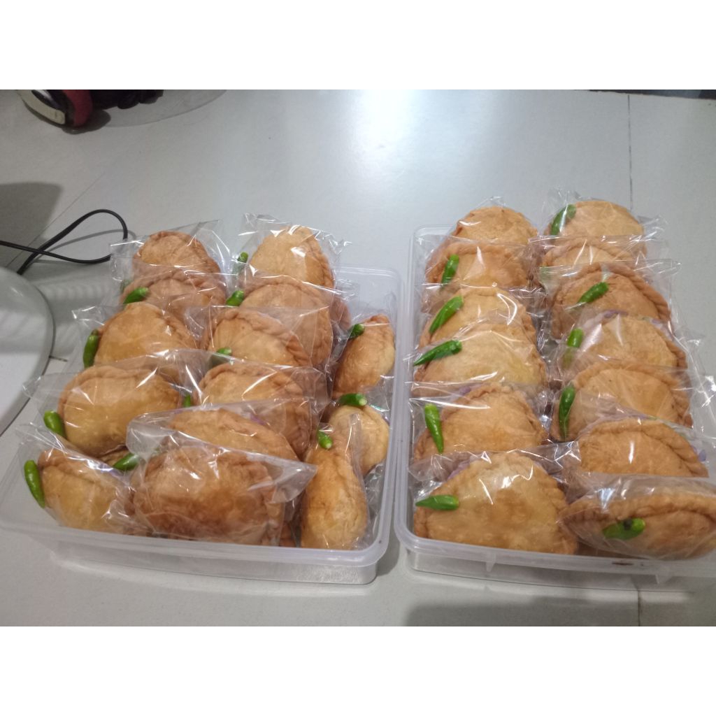 

Pastel kari ayam telur worken 1 pack isi 5