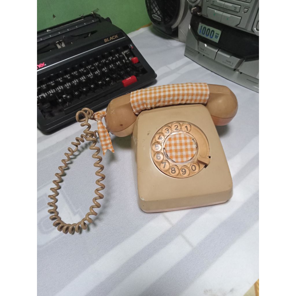 Telepon putar jadul warna cream untuk dekorasi atau pajangan