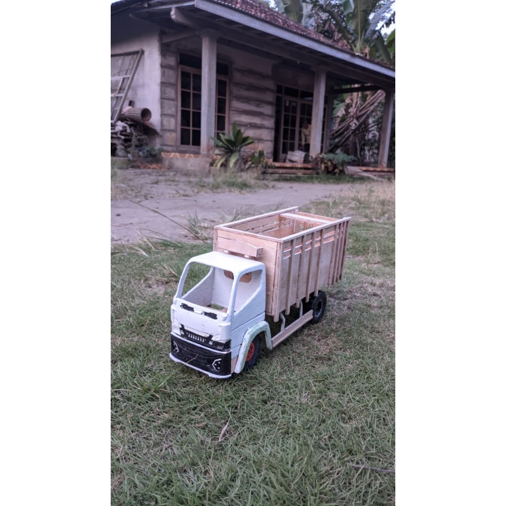 Miniatur truk plastik