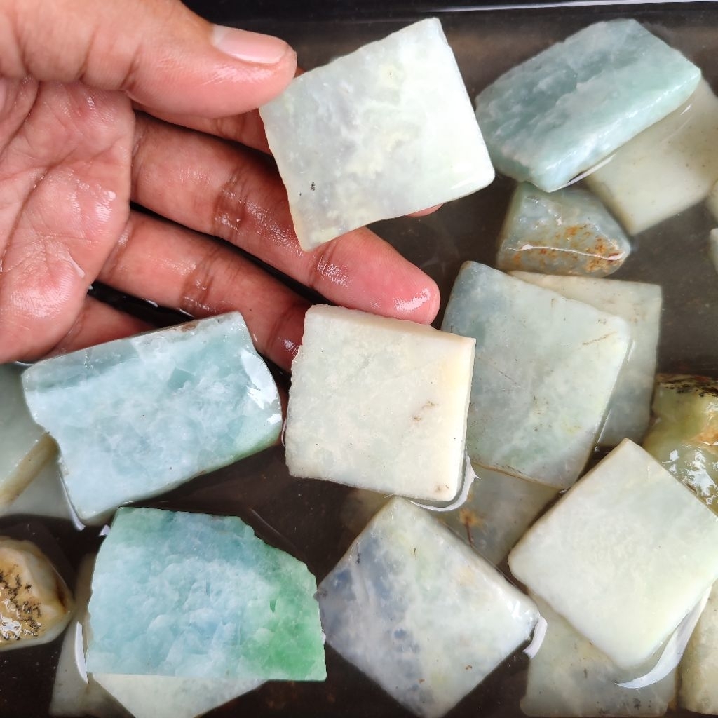 Batu giok hijau sulawesi giok tembus senter high quality