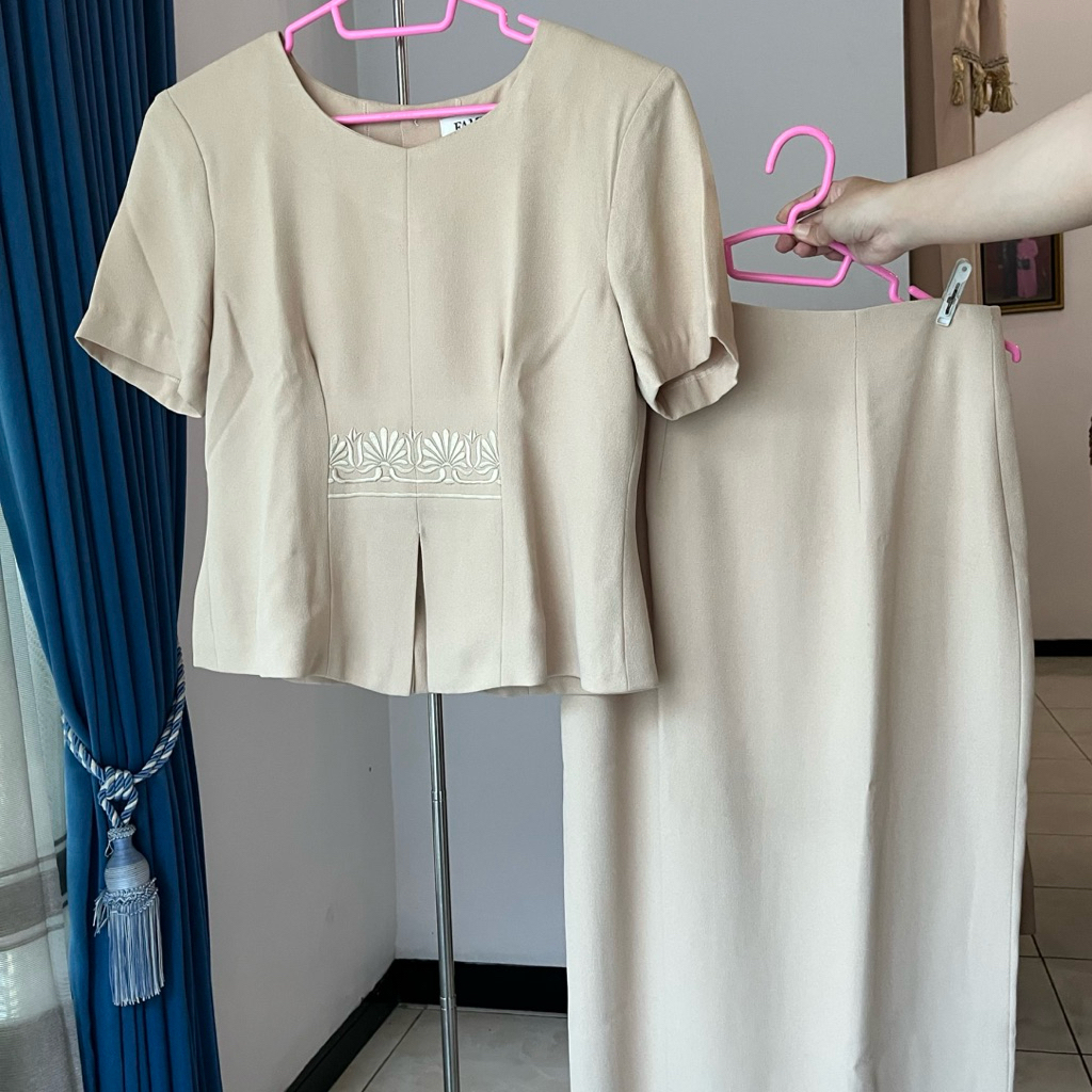 Preloved One Set Baju & Rok Fame Cream