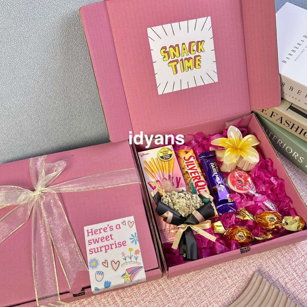 

[PINK] Snack Time Gift Box – Paket Camilan Manis & Kejutan Spesial / SNACK BOX / HAMPERS SNACK / GRADUATION / KADO CEWEK / BINGKISAN