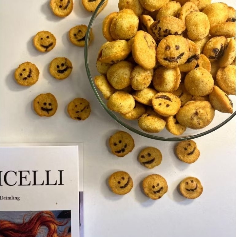 

Kue Bolu Smile Tersedia dalam kemasan 250gr, 500gr, 1kg