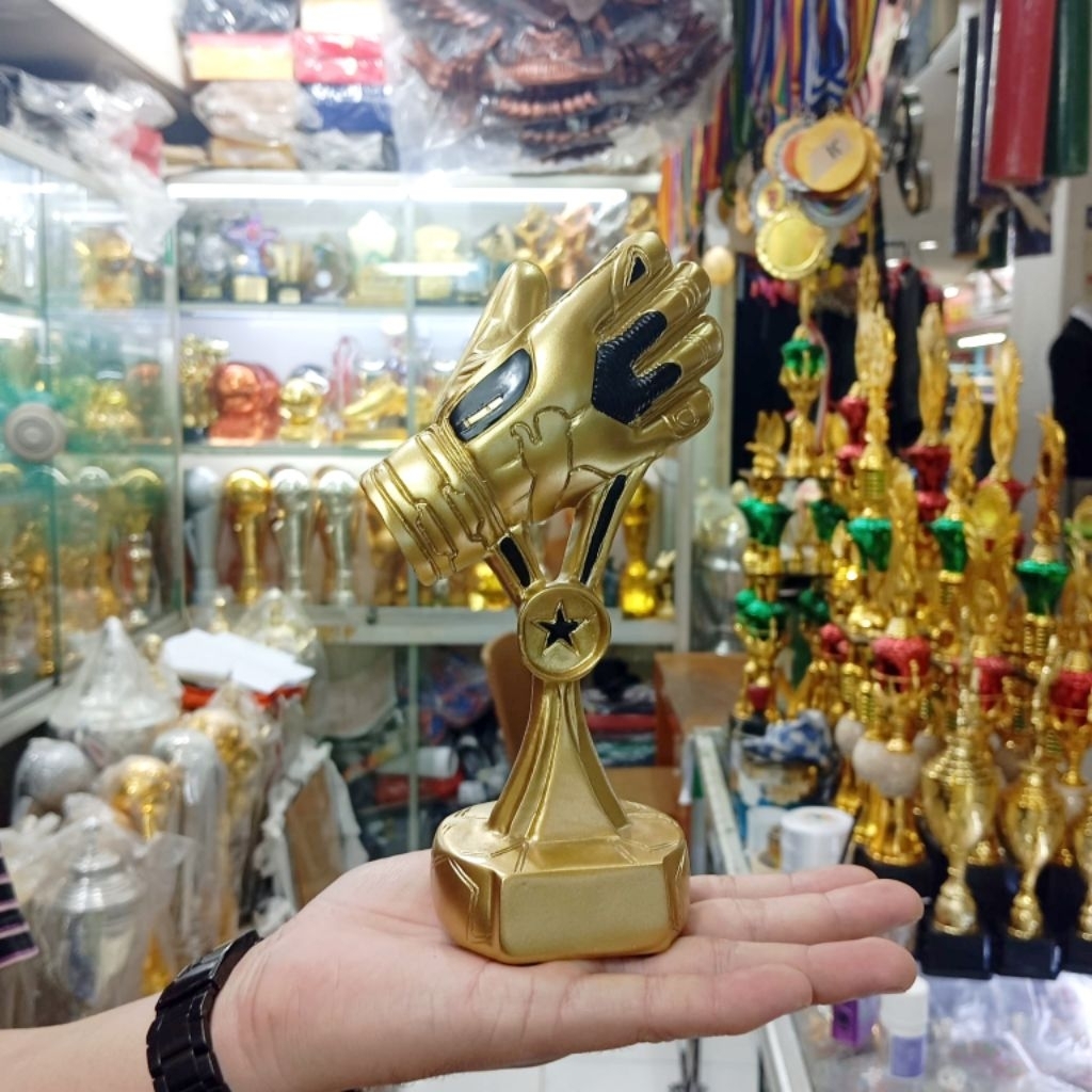 piala/trophy kiper terbaik | best keeper