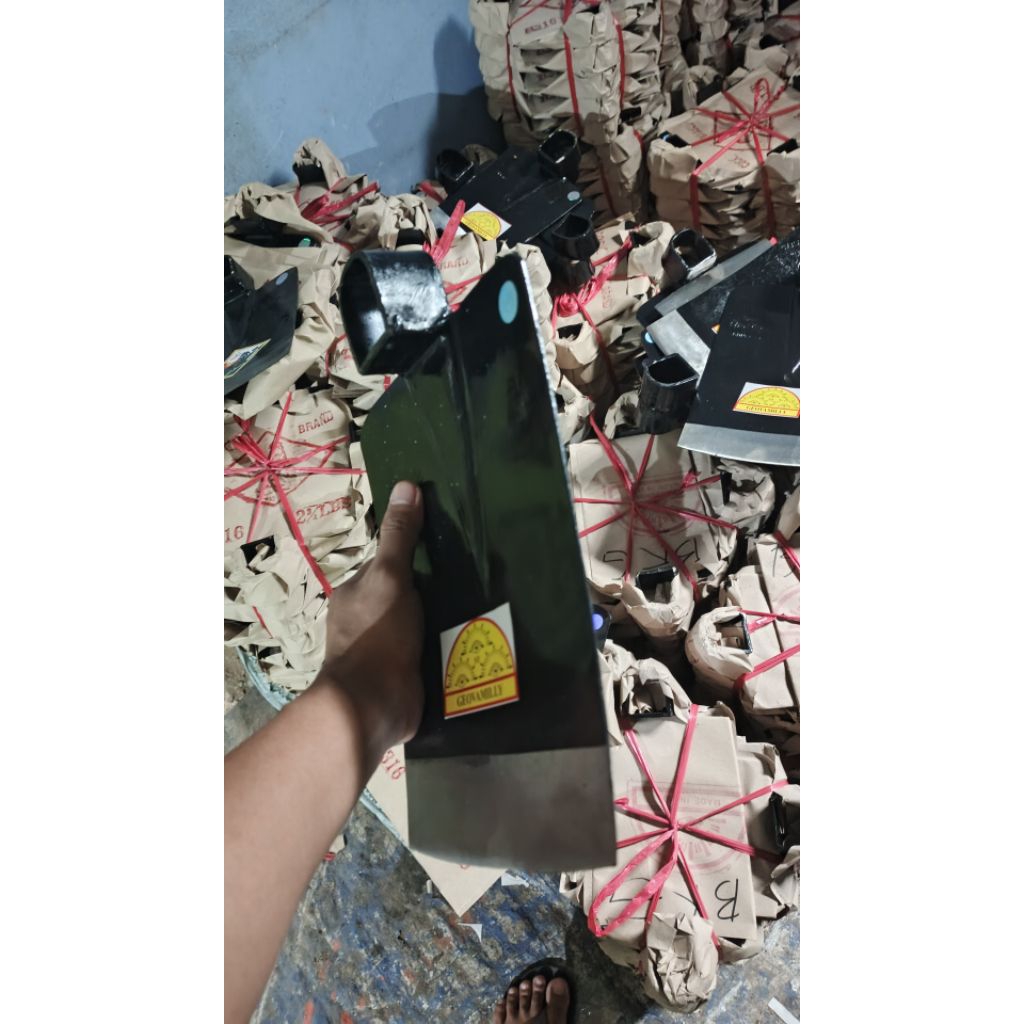 Cangkul tanah baja super