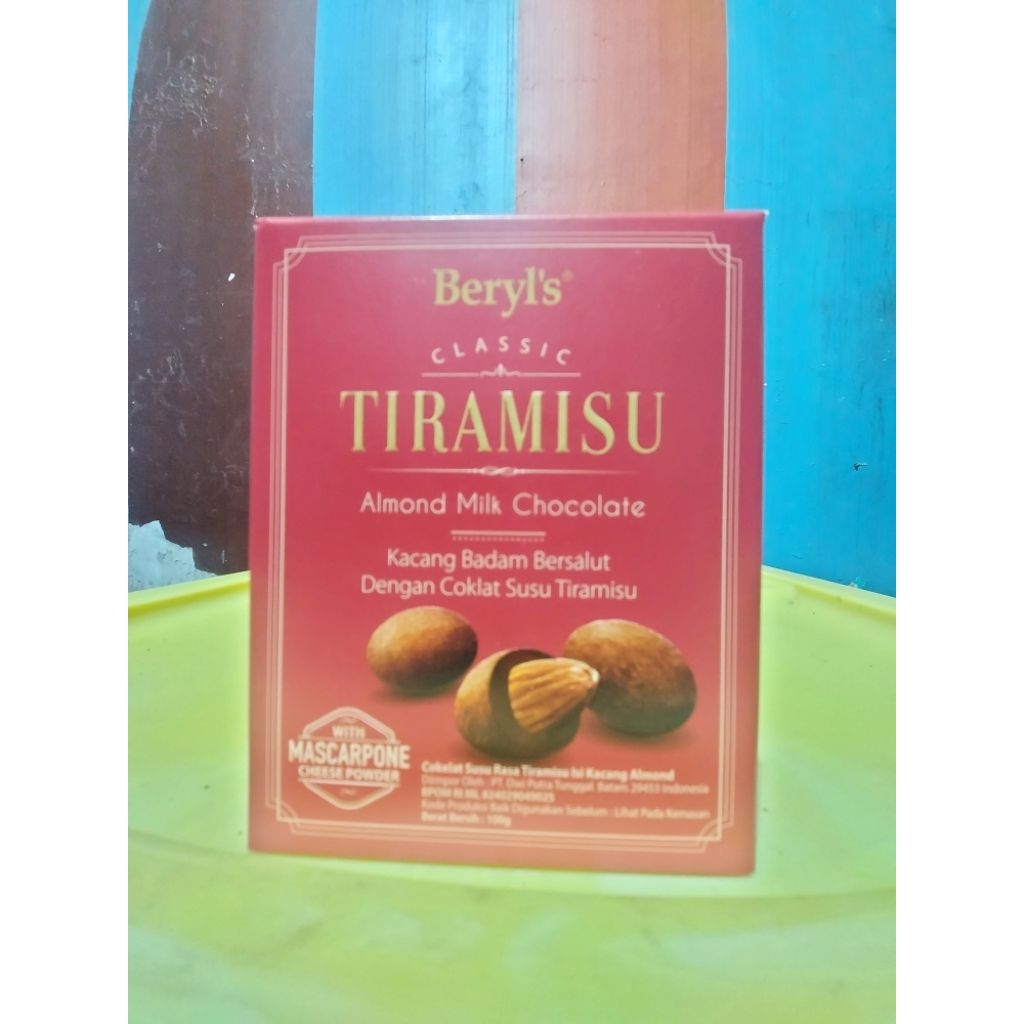 

Beryl's Classic Tiramisu Almond Milk Chocolate 100gram Beryls Almond Milk Chocolate Kacang Hazelnut Bersalut dengan Coklat Susu Tiramisu