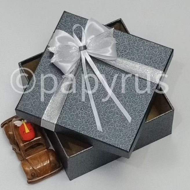 

PAPYRUS 20x20 Tinggi 10cm Kotak Kado Gift Box Hardbox Hampers Hadiah V1
