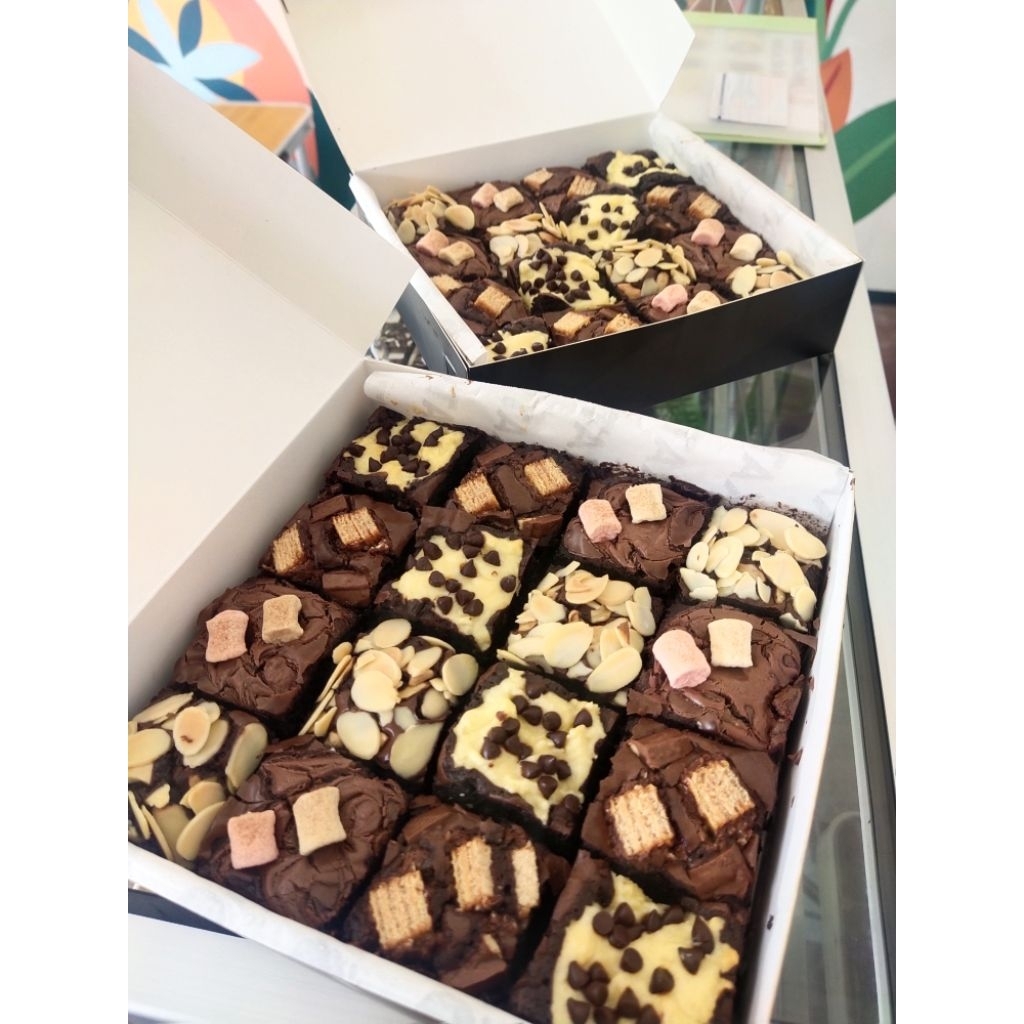 

Brownies panggang mixmax sz18x18cm-bisa pilih toping-chat mau toping apa aja