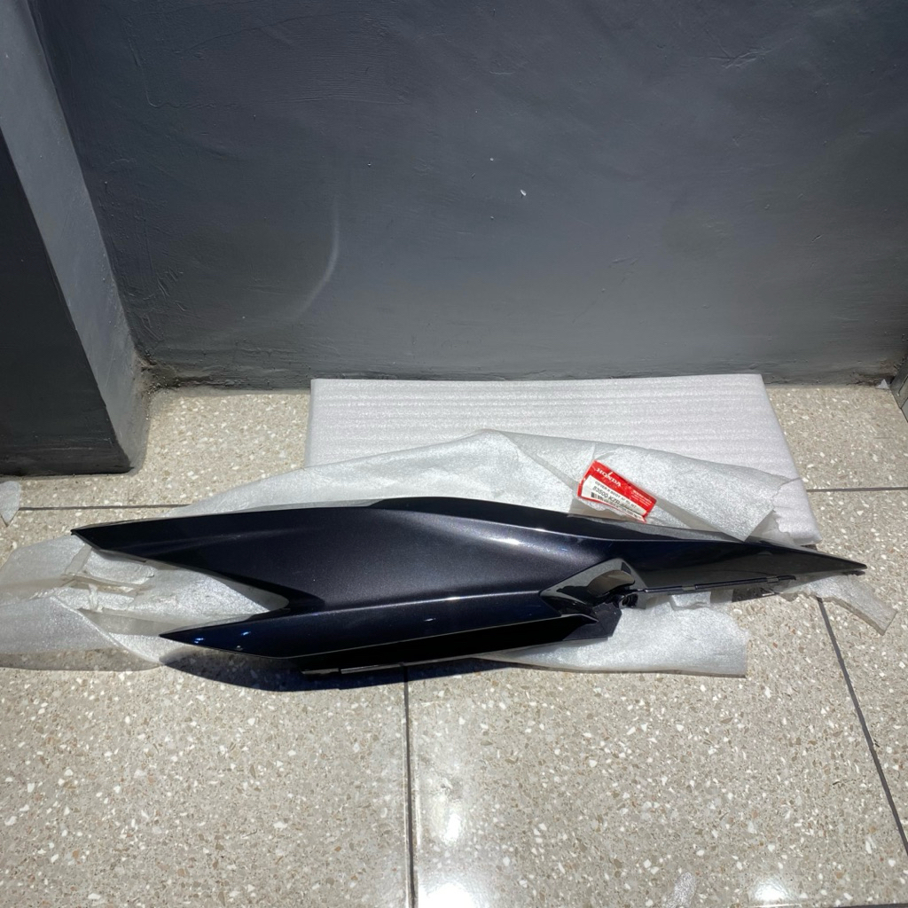 COVER BODY BELAKANG VARIO 125 LAMA Fi TECHNO 2012-2014 HITAM METALIK ORIGINAL AHM KANAN 83500-KZR-60