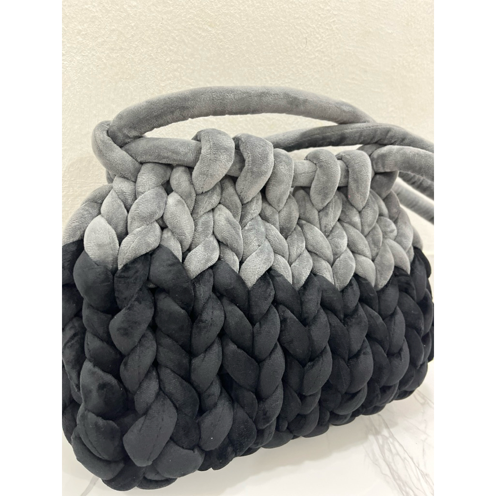 

(LARGE) Tas Rajut Chunky Handmade – Warna Abu & Hitam (Two Tone)