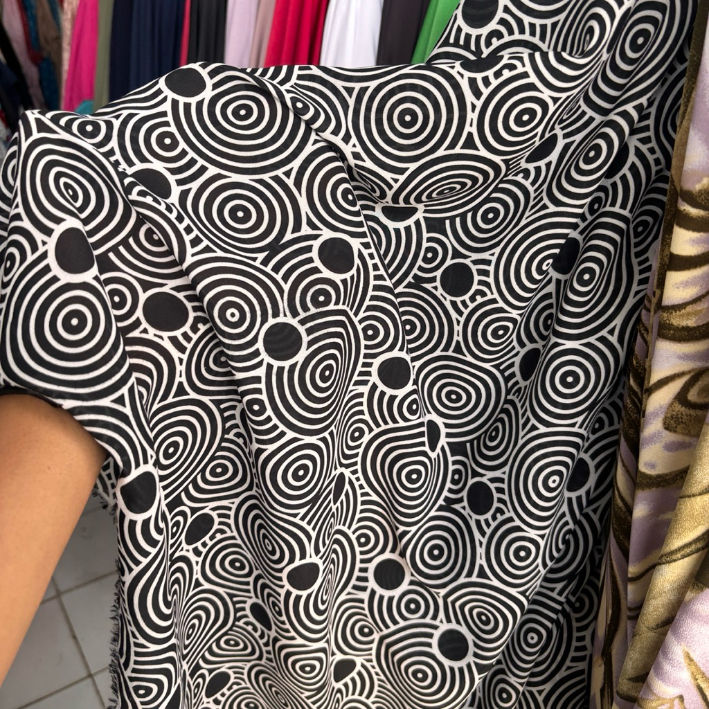 Kain Sifon Ceruty Motif Spiral hitam Putih – Bahan Halus, Adem & Elegan, Cocok untuk Gamis dan Tunik