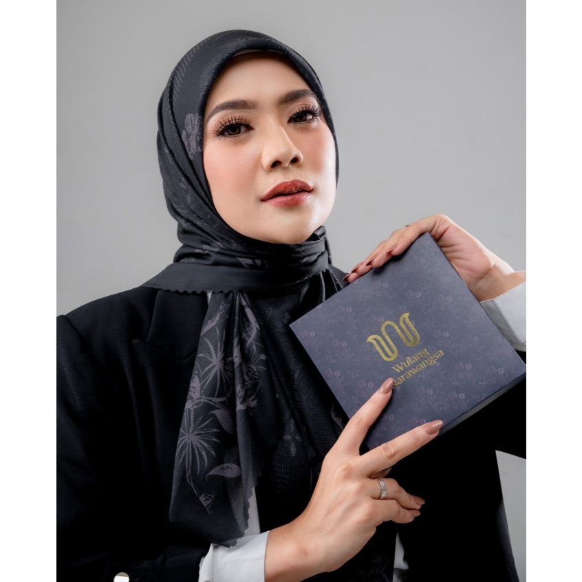 Wulang Narawangsa Hijab Segi Empat Larasmaya Hitam | Kerudung Segi Empat | Hijab Motif Segi Empat | 