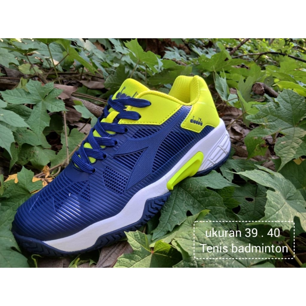 sepatu olahraga badminton dan tenis ukuran 39 dan 40 diadora asli