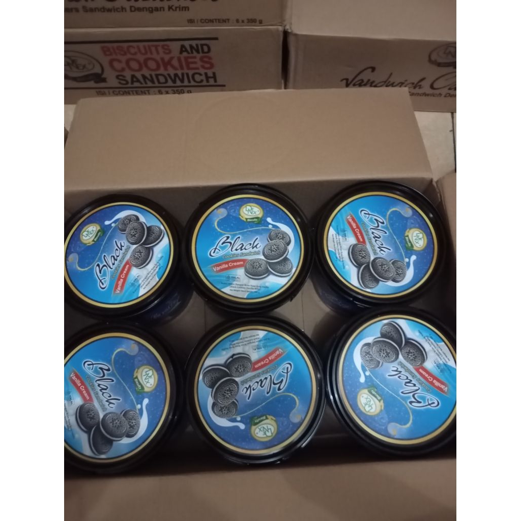 

BISCUITS BLACK COOKIES SANDWICH KUKIS HITAM DENGAN RASA KRIM SUSU VANILLA 1 KARTON 6PCS