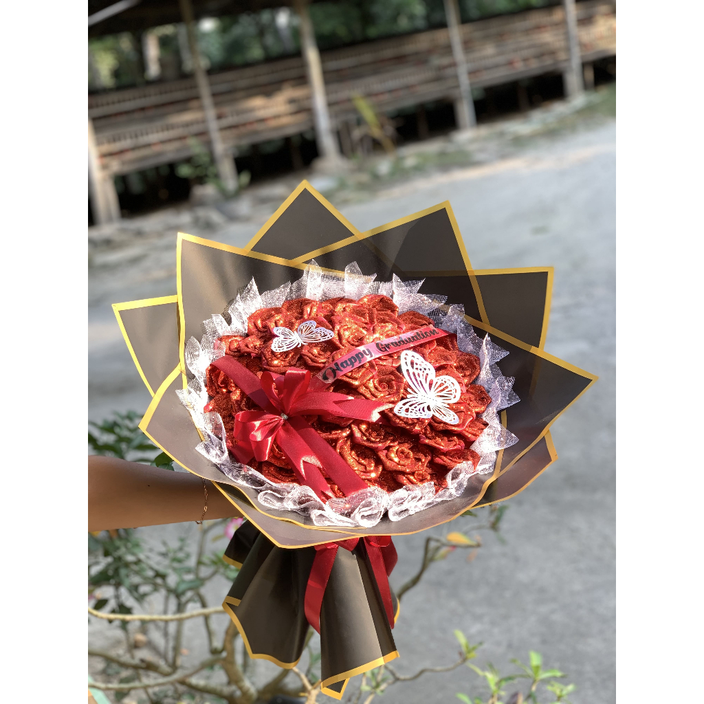 

BUCKET BUNGA PITA SATIN MERAH PREMIUM / BUCKET BUNGA PITA SATIN MERAH / HADIAH WISUDA / GIFT