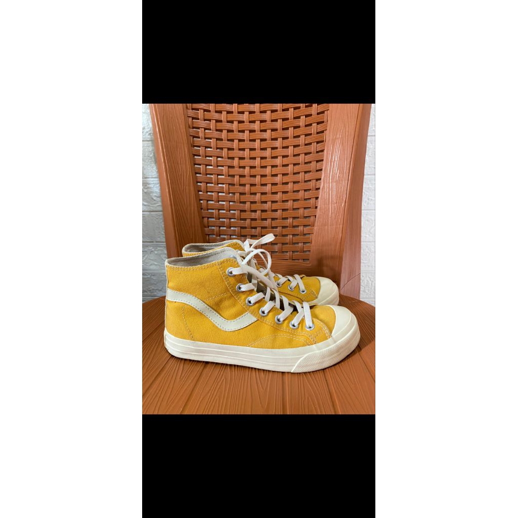 Preloved Sepatu Ventela High Kuning