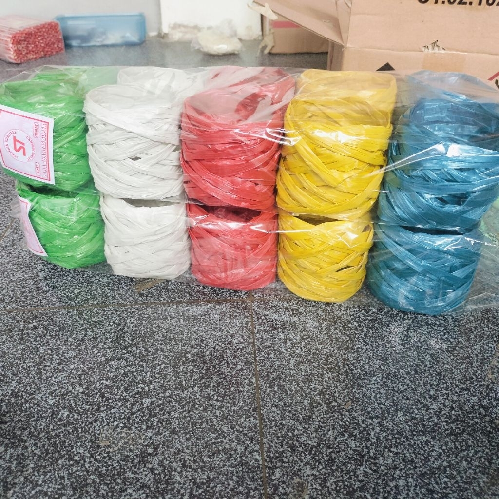 

Rafia merah putih dan warna warni ecer 1000 isi 20 gudangnya rafia murah dan berkualitasu