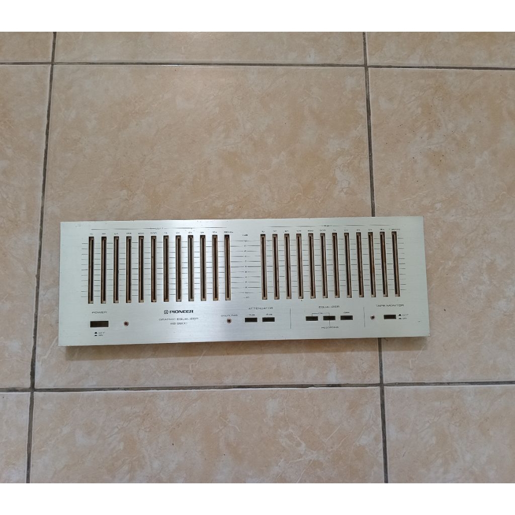 Panel depan Pioneer SG 9800 equalizer