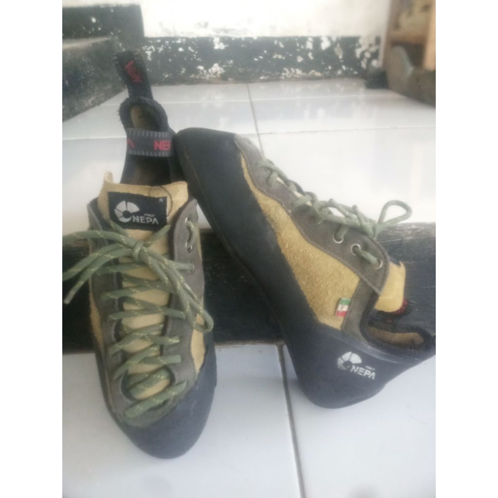 sepatu panjat tebing
